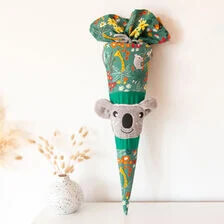 X-Koala-koulukartion ompelu