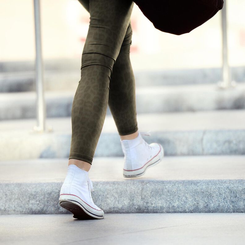 Pinnoitettu housukangas harjatulla leopardikuviolla – khaki,  image number 6